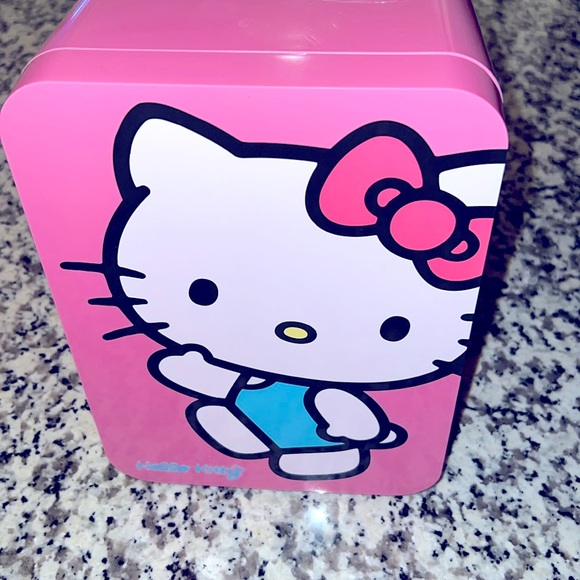 Hello Kitty Mini Fridge - Picture 7 of 14